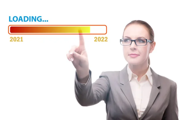 Podnikatelka mačkající virtuální tlačítko s rokem 2022 — Stock fotografie