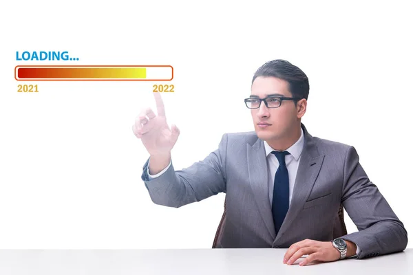 Επιχειρηματίας πατώντας εικονικό κουμπί με το έτος 2022 — Φωτογραφία Αρχείου