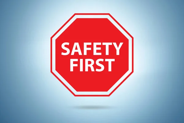 Emblema de segurança primeiro no conceito de segurança industrial — Fotografia de Stock