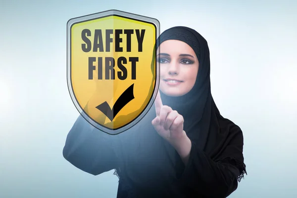 Безпека перша концепція з бізнес-леді — стокове фото