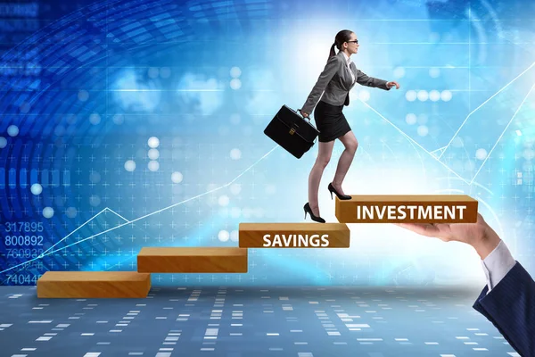 Pojęcie oszczędności i inwestycji z przedsiębiorczynią — Zdjęcie stockowe