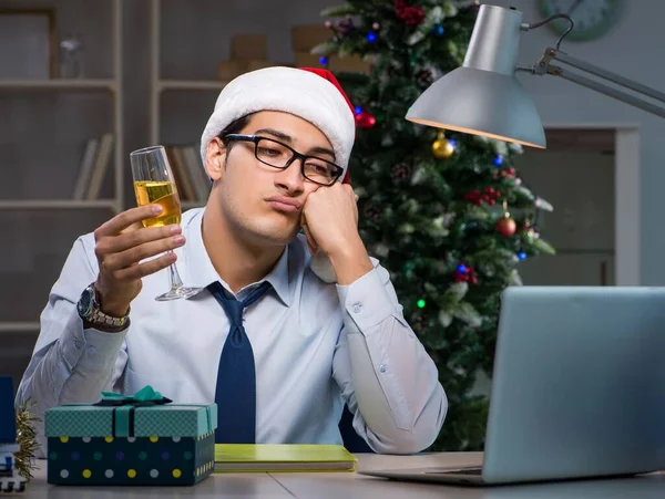 Бизнесмен, работающий допоздна на Рождество в офисе — стоковое фото