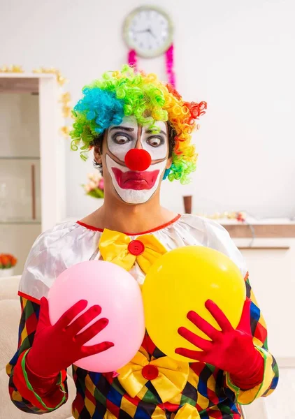 Clown divertente nel concetto di celebrazione di Natale — Foto Stock