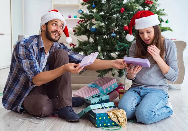 Dziewczyna i chłopak otwierając prezenty świąteczne — Zdjęcie stockowe