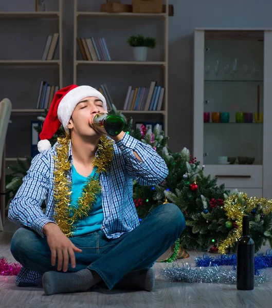 Man celebrating christmas at home alone — Stock Photo, Image