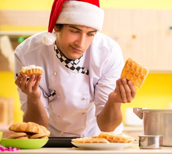크리스마스 이브에 주방에서 일하는 요리사 — 스톡 사진