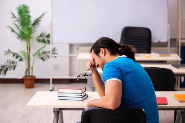 Ung manlig elev i klassrummet — Stockfoto