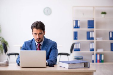 İş yerinde çalışan genç bir erkek.