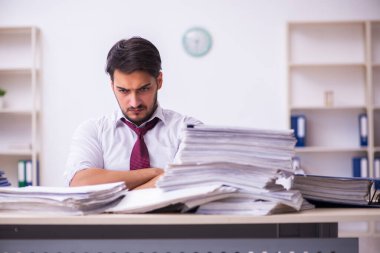 Genç işadamı ofisteki aşırı işten memnun değil.