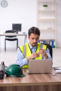 Ofiste çalışan genç erkek mimar.