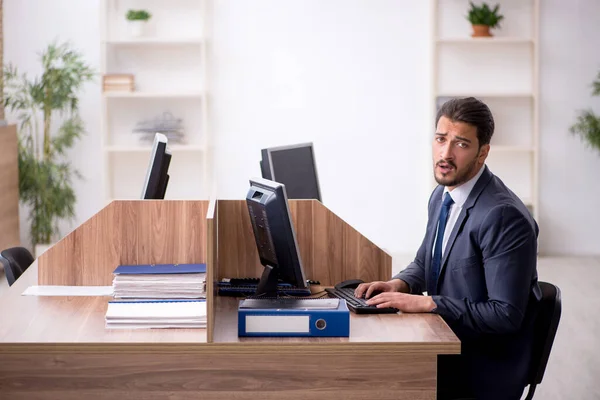 Junge männliche Angestellte im Büro — Stockfoto