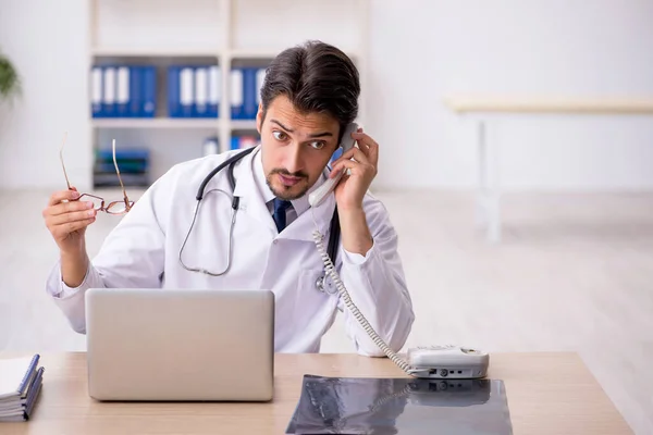 Ung manlig läkare i telemedicin koncept — Stockfoto