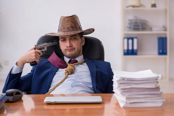 Mladý kovboj podnikatel pracující na pracovišti — Stock fotografie