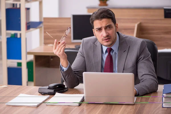 Junge kaufmännische Angestellte im Büro — Stockfoto