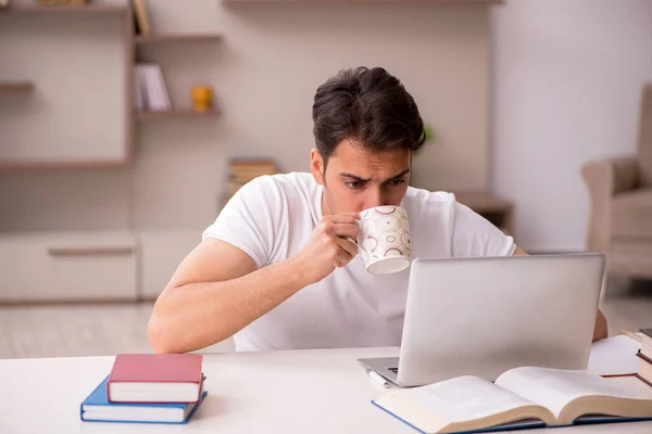 Young male student studying at home during pandemic — Stock Photo, Image