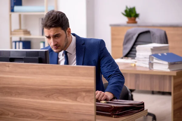 Jovem empresário empregado que trabalha no escritório — Fotografia de Stock