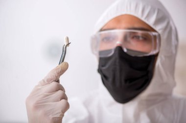 Genç erkek kimyager uyuşturucu sentezi konsepti