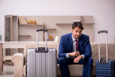 Genç işadamı eve gitmeye hazırlanıyor.