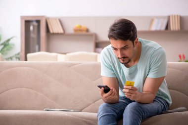 E-ticaret konseptinde serbest çalışan genç bir erkek.