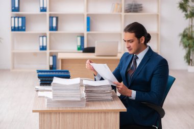 Genç bir erkek işçi aşırı işten memnun değil.