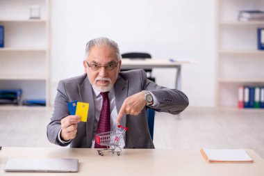 E-ticaret konsepti genç erkek çalışanı