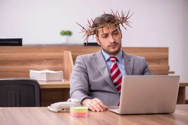 Jeune employé masculin portant une couronne piquante sur la tête — Photo
