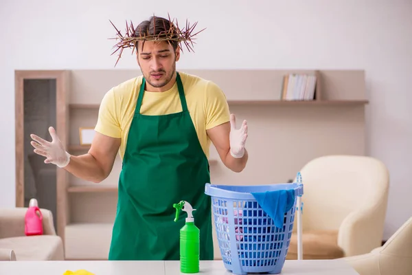 Young male contractor wearing prickly wreath on head cleaning th — Stock Photo, Image