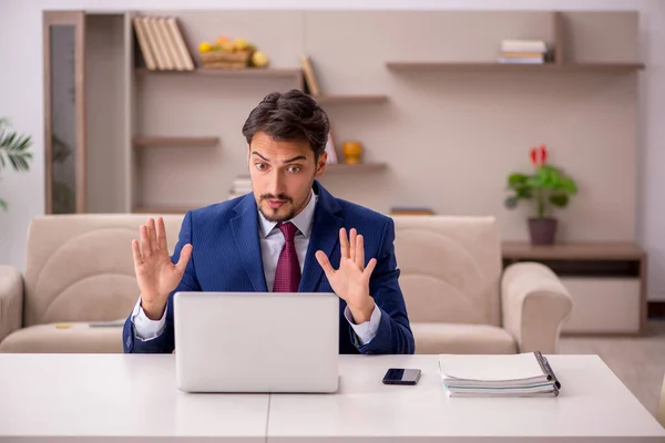 Joven hombre de negocios trabajando desde casa —  Fotos de Stock