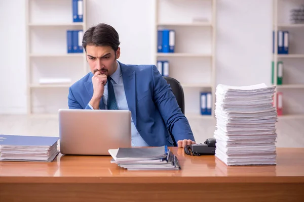 Jovem empresário empregado e muito trabalho no escritório — Fotografia de Stock