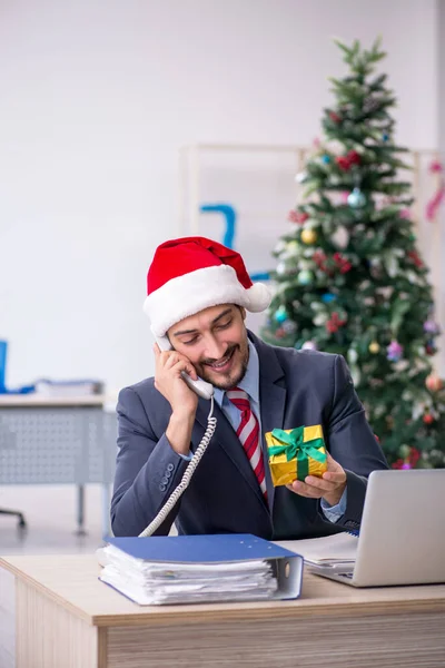 Genç erkek çalışan Noel 'i işyerinde kutluyor — Stok fotoğraf