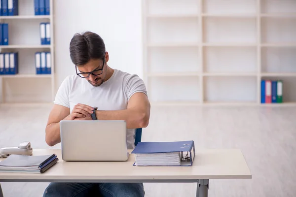 Joven empleado freelancer sentado en la oficina —  Fotos de Stock