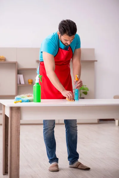 Giovane appaltatore maschio pulizia della casa — Foto Stock