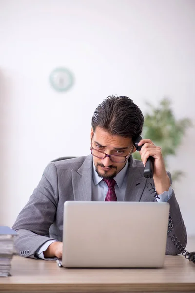 Jeune employé masculin travaillant au bureau — Photo