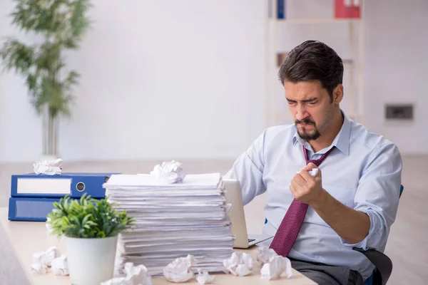 Joven empleado masculino en concepto de ideas rechazadas — Foto de Stock