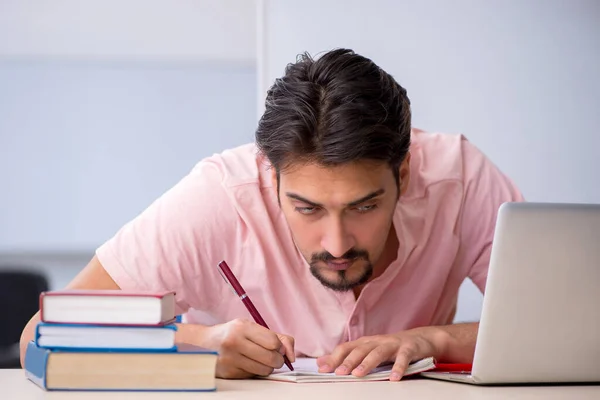 Jovem estudante se preparando para exames em sala de aula — Fotografia de Stock