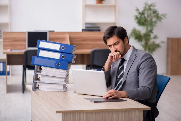 若い男性従業員はオフィスで過剰な仕事に不満 — ストック写真