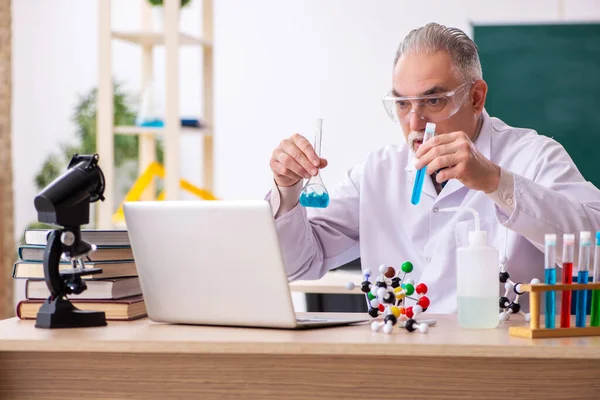 Oude mannelijke leraar scheikunde in de klas — Stockfoto