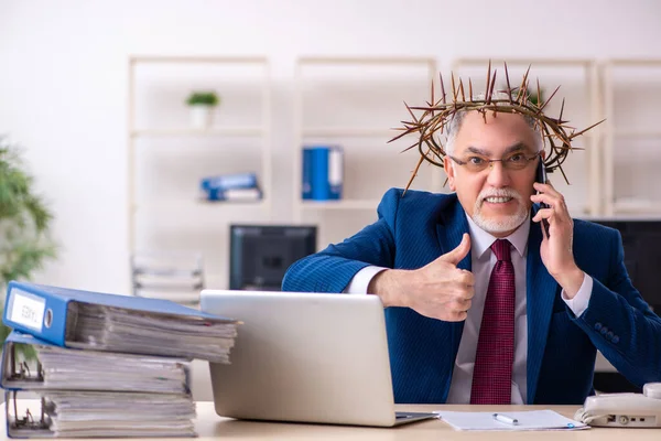 Viejo empleado con corona espinosa en la cabeza —  Fotos de Stock