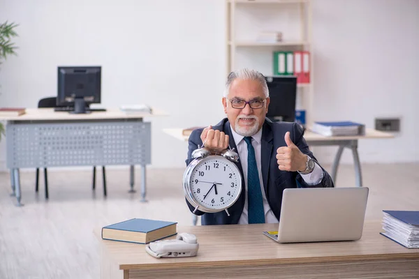 Oud mannelijk werknemer in time management concept — Stockfoto