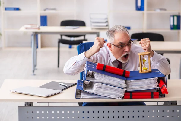 Alte männliche Angestellte mit Dynamit im Büro — Stockfoto