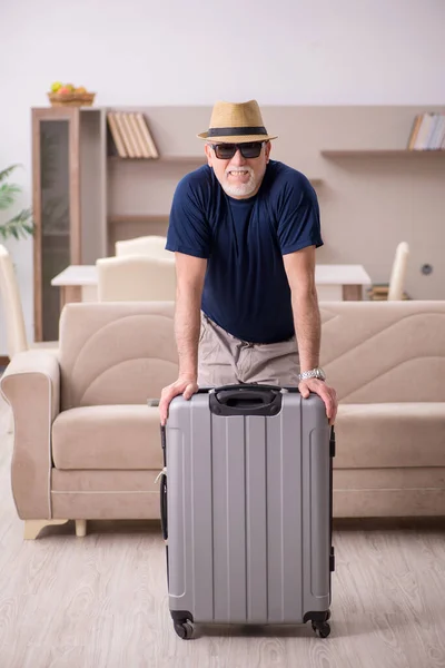 Vieil homme se préparant pour le voyage à la maison — Photo