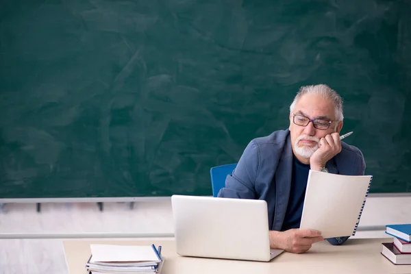 Tele-eğitim konseptinde yaşlı bir erkek öğretmen — Stok fotoğraf