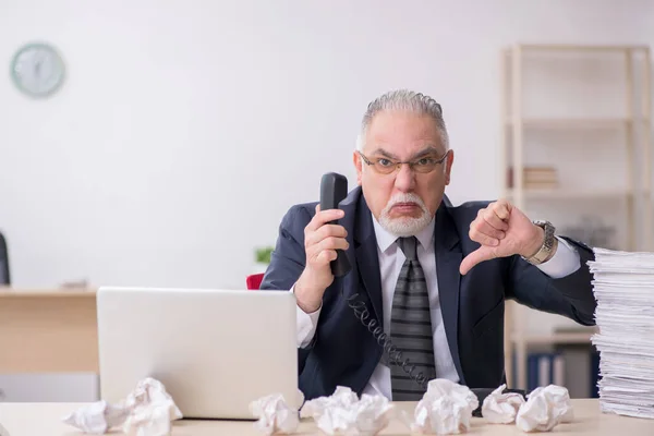 Velho empregado masculino no conceito de brainstorming — Fotografia de Stock