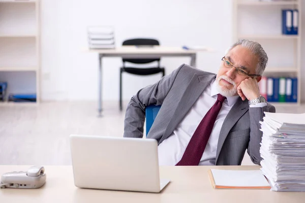 Oude mannelijke werknemer en te veel werk op kantoor — Stockfoto