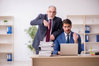 Kabadayılık kavramında yaşlı patron ve genç erkek çalışan