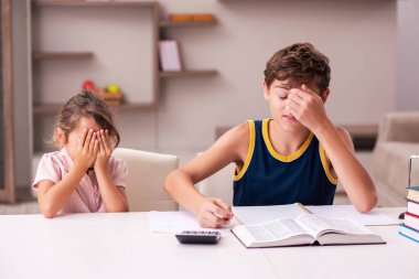 Okul çocuğu ve küçük kız kardeşi salgın sırasında evde kalıyorlar.