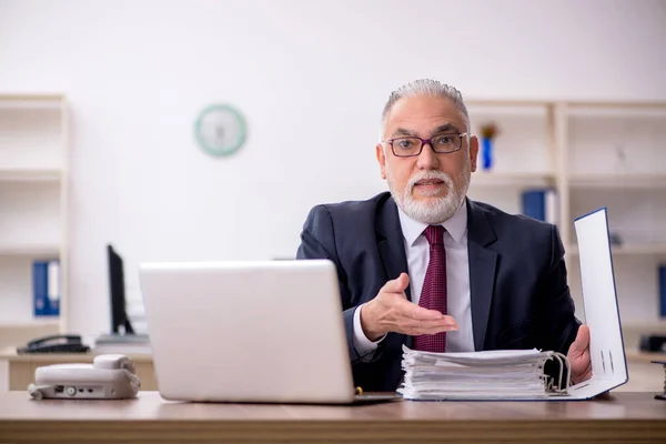 Old male employee working in the office — Stock Photo, Image