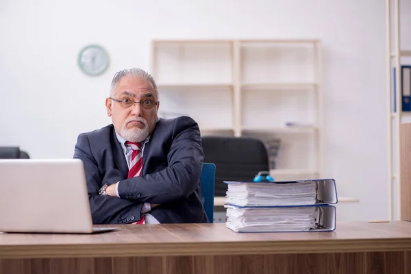 Vecchio dipendente maschile che lavora in ufficio — Foto Stock