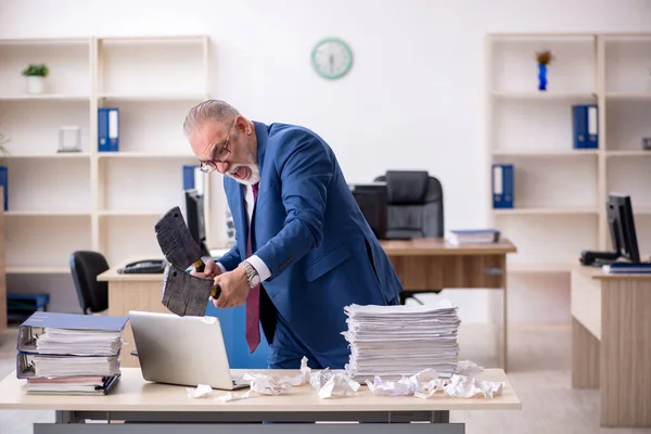 Alte männliche Angestellte unzufrieden mit exzessiver Arbeit im Büro — Stockfoto