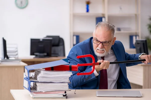 Vecchio dipendente maschio infelice con il lavoro eccessivo in ufficio — Foto Stock